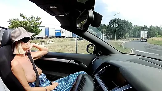 Titty Tuesday gözleri bağlı kamyon durağı eğlencesi