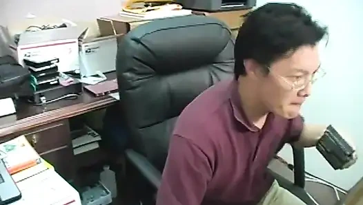 Edepsiz sarışın orta yaşlı seksi kadın için büyük genç bir yarak