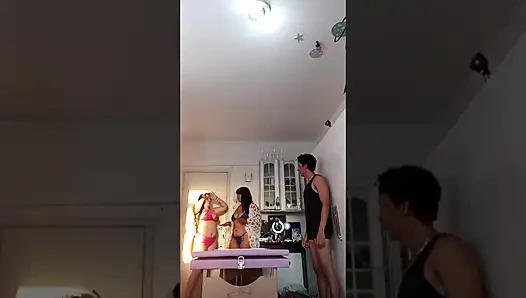 Pamela'nın arkadaşı sert bir penis aldı ve ağzı Nicoly'nin vajinasına düştü: Gerçek ve sınırsız orospu!