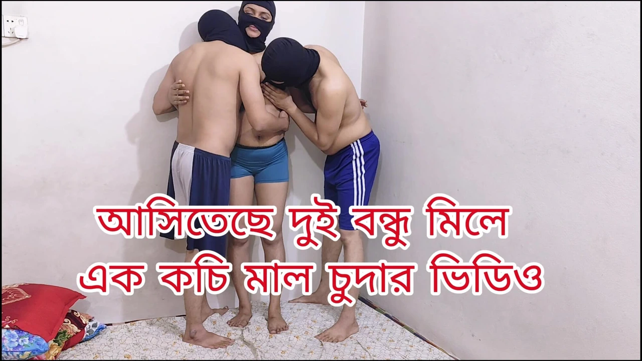 Üçlü seks videosu. İki arkadaş genç bir kızı sikmeye geliyor.