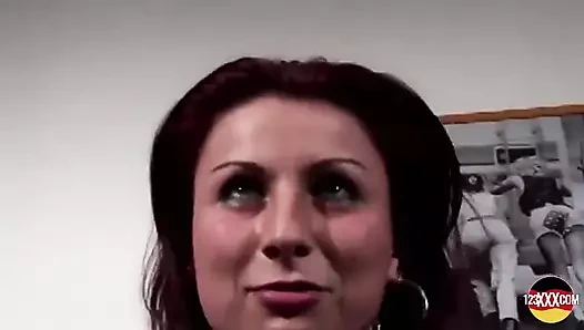 Büyük yarak ona çarptığında, harika göğüsleri sallıyor