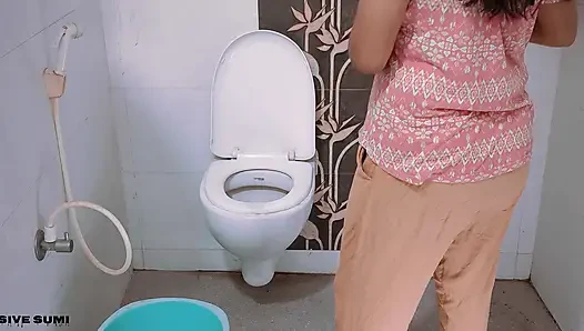 Ateşli karımı banyoda mastürbasyon yaparken yakaladım ve birden fazla orgazm ve fışkırtarak sert sikildim.
