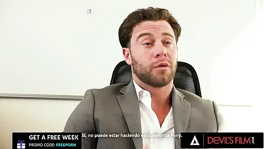 Devils filmi - ofis bebeği Jesse Pony güzel götünü tesisata sokuyor ve yüzü patronu tarafından dölle kaplanıyor
