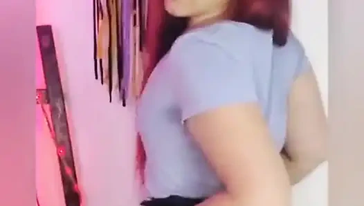 Shyyfxx üvey erkek kardeşimi iç çamaşırımla mastürbasyon yaparken keşfediyorum ve boşalana kadar onu aşağılıyorum