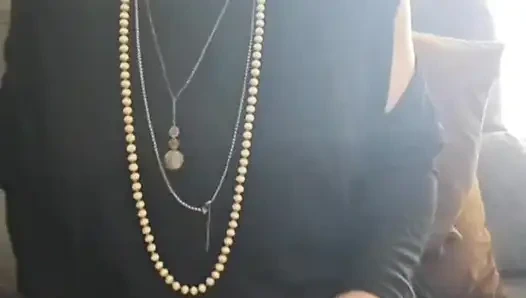 Seksi bir üvey anne vajinasını ve büyük götünü okşuyor