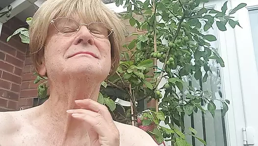 Açık havada çıplak