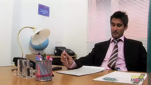 Yoğun ofiste seks, olgun sarışın patronunun yarağına binerken orgazm oluyor