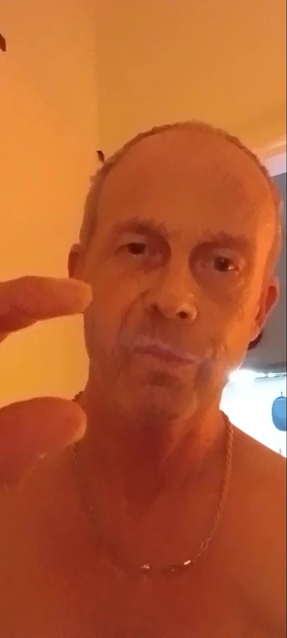 Küçük yaraklı beyaz adam internette minik yarağı göstererek tahrik oluyor