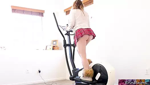 Üvey erkek kardeşim beni sürtük olarak yakaladı, ben de sır tutmam için her zaman beni sikmesine izin verdim