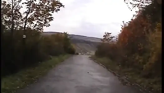 Çoraplı kızıl saçlı sürtük amını muzla sikiyor