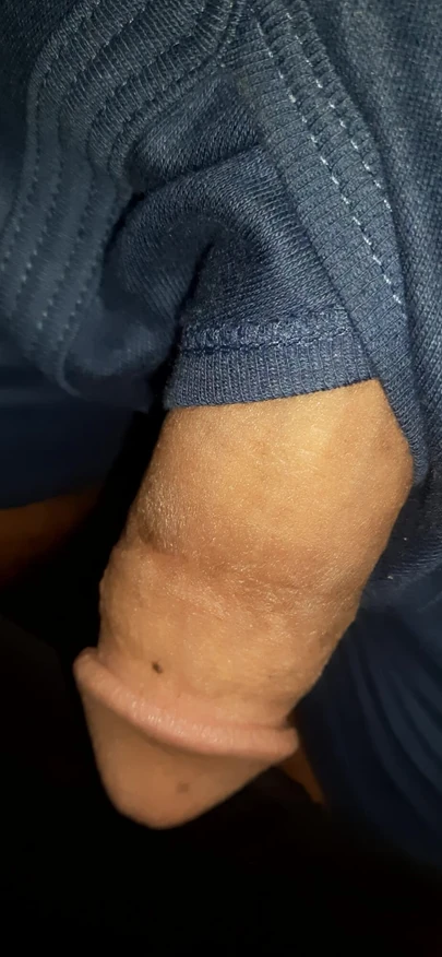 Парень дези с красивым симпатичным писсингом в член