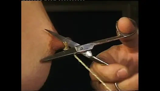 Güzel sarışın orta yaşlı seksi kadın elleri ve meme uçlarına bağlı ve ağzı tıkalı ile esaret seksi