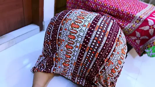 Güzel Mısırlı ateşli üvey anne masanın içine sıkıştı şimdi benden sert anal istiyor!