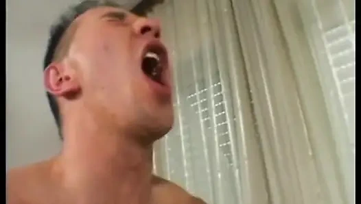 Büyük memeli mükemmel sarışın çifte penetrasyonla sikiliyor