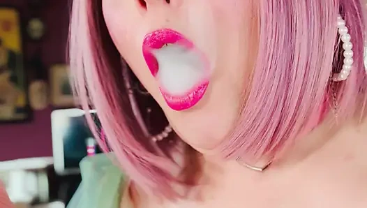 Bir sevgilim akciğerlerini dumanla dolduruyor - Tina Snua mantar sigarası içiyor - snap inhale duman halkaları sürükleniyor omi ome