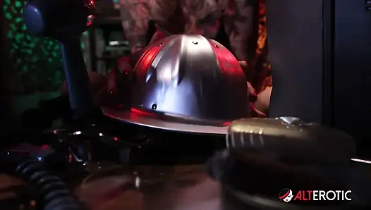 Dövmeli sarışın Kitt Jones klasik bir oyuncakla boşalıyor