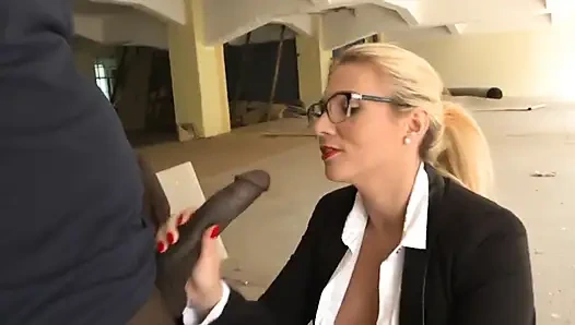 Tatjana'da büyük siyah yarak ağzına boşalıyor