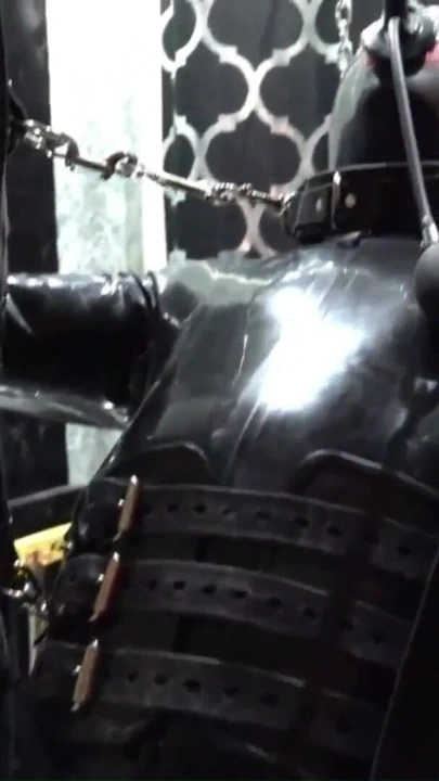 Lady Diva Cane zindanında lateks catsuit, sikiş makineleri ve venüs 2000 | Klip 2