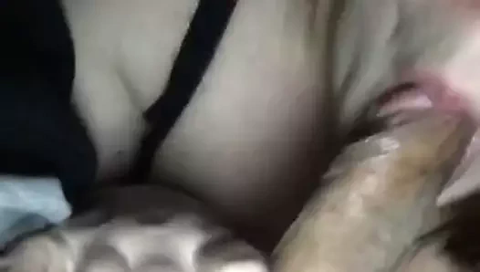 Sürtük deepthroating horoz içinde the araba