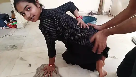 Odayı sikiyorum ve mopping yapıyorum, devar'daydım ve sırtım çok acıtıyordu, devar, şimdi çok iyi.