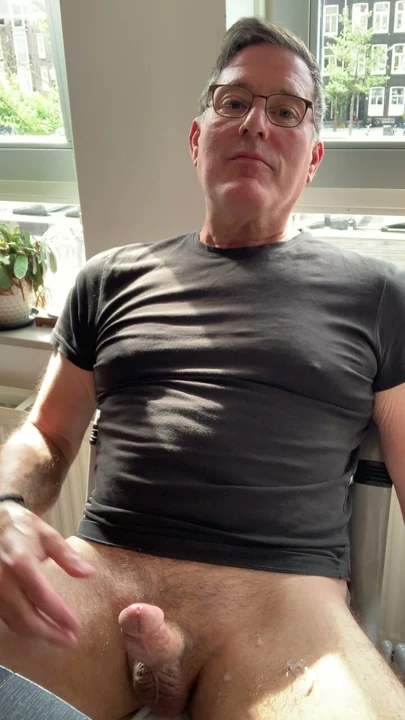 Az önce bacağıma boşaldım ama sikim hâlâ çok sert ve precum akıyor!