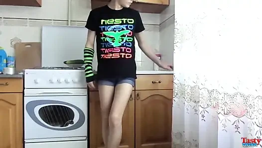 Mutfakta sert yarak eğlencesi!