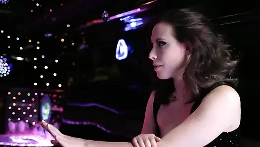 Azgın Hatun Deri Kanepede Iki Adam Tarafından Iki Kez Sert Sikiliyor