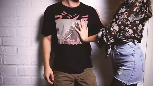 Üvey kardeş için oral seks ve ağzına boşalmasına izin veriyor.