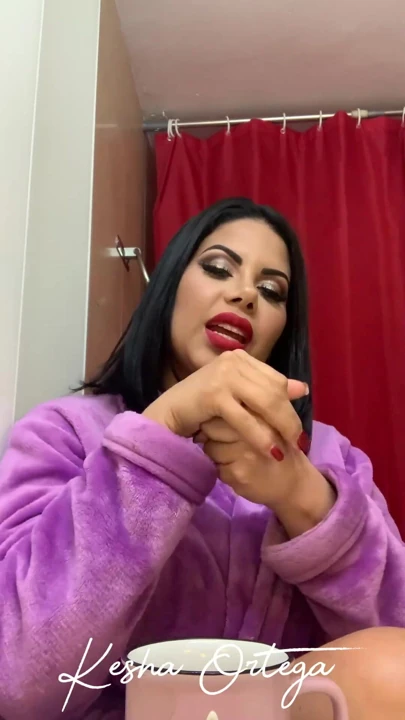 Seksi latin Kesha Ortega sekslerinden bahsediyor ve duş alıyor! | Klip 2