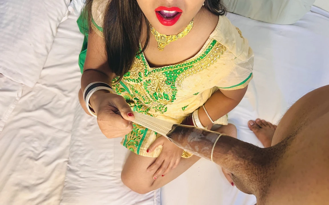 Üvey kız kardeş ve üvey erkek kardeş evde tek başına seks yapıyor