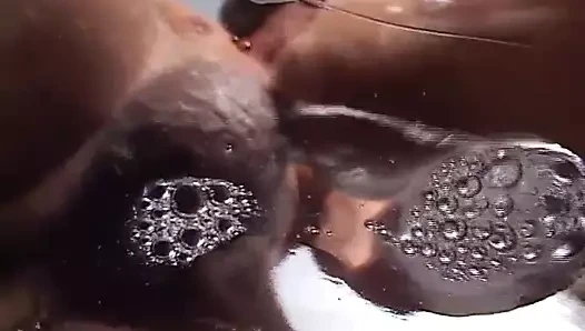 İç çamaşırlı sarışın kadın götünde yarakla boşalmanın tadını çıkarıyor