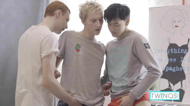 Sevimli iri güzel nico d logan s ve micheal p tarafından anal sikiliyor!