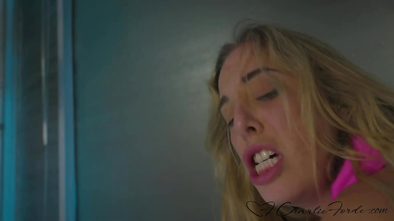 Baskın Millie Morgan Charlie Fordes'un güzel yüzüne sert fışkırtıyor