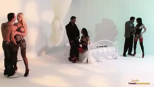 Azgın hatunlar göt deliklerini sikmeden önce biraz yarak emiyor