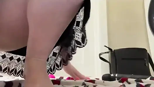 Yabancı vibratörümü kontrol ediyor. Ateşli amatör mastürbasyon