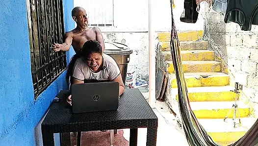 Секс на улице с моей возбужденной соседкой с большой задницей