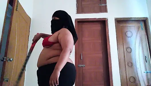 19 yaşındaki seksi iri güzel kadın otel hizmetçisi odayı süpürürken sutyenini çıkarıyor ve meme uçlarını gösteriyor