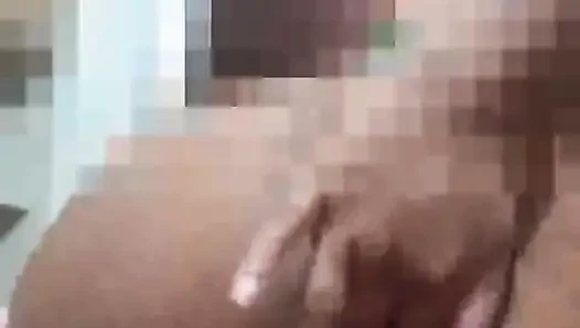 Çok ateşli tombul zenci kadın vücuduyla oynuyor