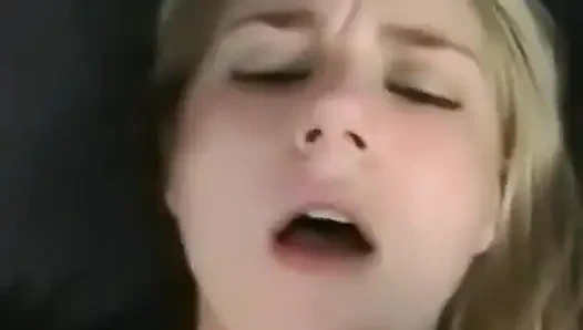 Genç sarışın Tina Jay'in yüzüne boşalıyor