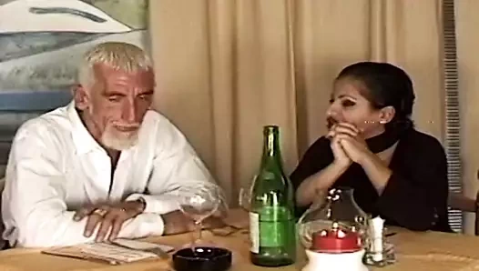 Bu sarışın erkek delisi amını ve götünü sikiyor