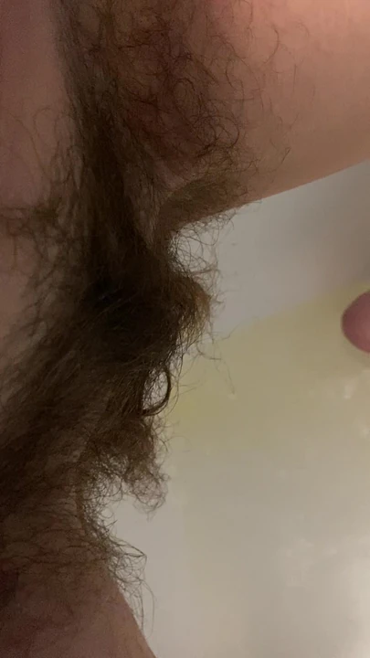 Писсинг в ванне - волосатая пизда
