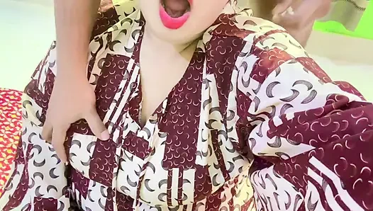 Güzel bir yengeyi odasında azgınken sikiyor ve kocası ofise gidiyor