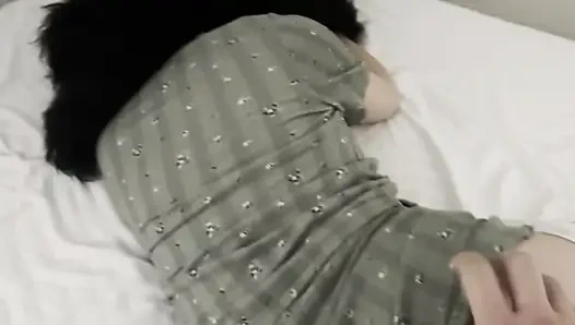 Üvey erkek kardeş uykulu üvey kız kardeşini vibratörle sikiyor