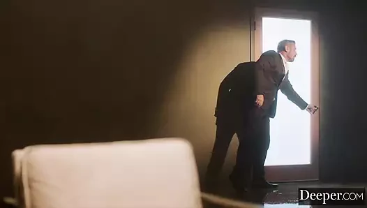 Derin. Tombul tanrıça vic marie domine ediliyor ve sert sikiliyor