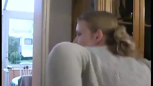 Emilie ilk oyuncu seçmelerinde küçük pembe amcığıyla ortaya çıkıyor.