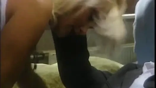 Klasik sarışın orta yaşlı seksi kadın için ağzına boşalma ile çifte penetrasyon