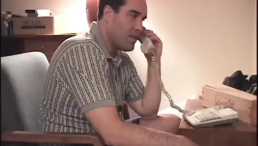 Sarışın minyon çift götten sikişiyor