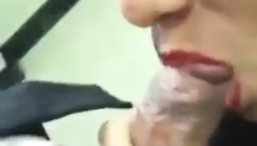 Secretaria dandole oral al jefe