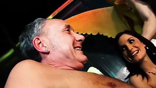 Cassie ve Abbey külotlarını bir kenara çekiyor ve vahşi grup sekste dölle kaplanıyor