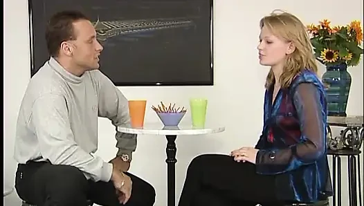 Seksi sarışın canavar bir yarağı emiyor ve sonra tıraşlı amına sokuyor